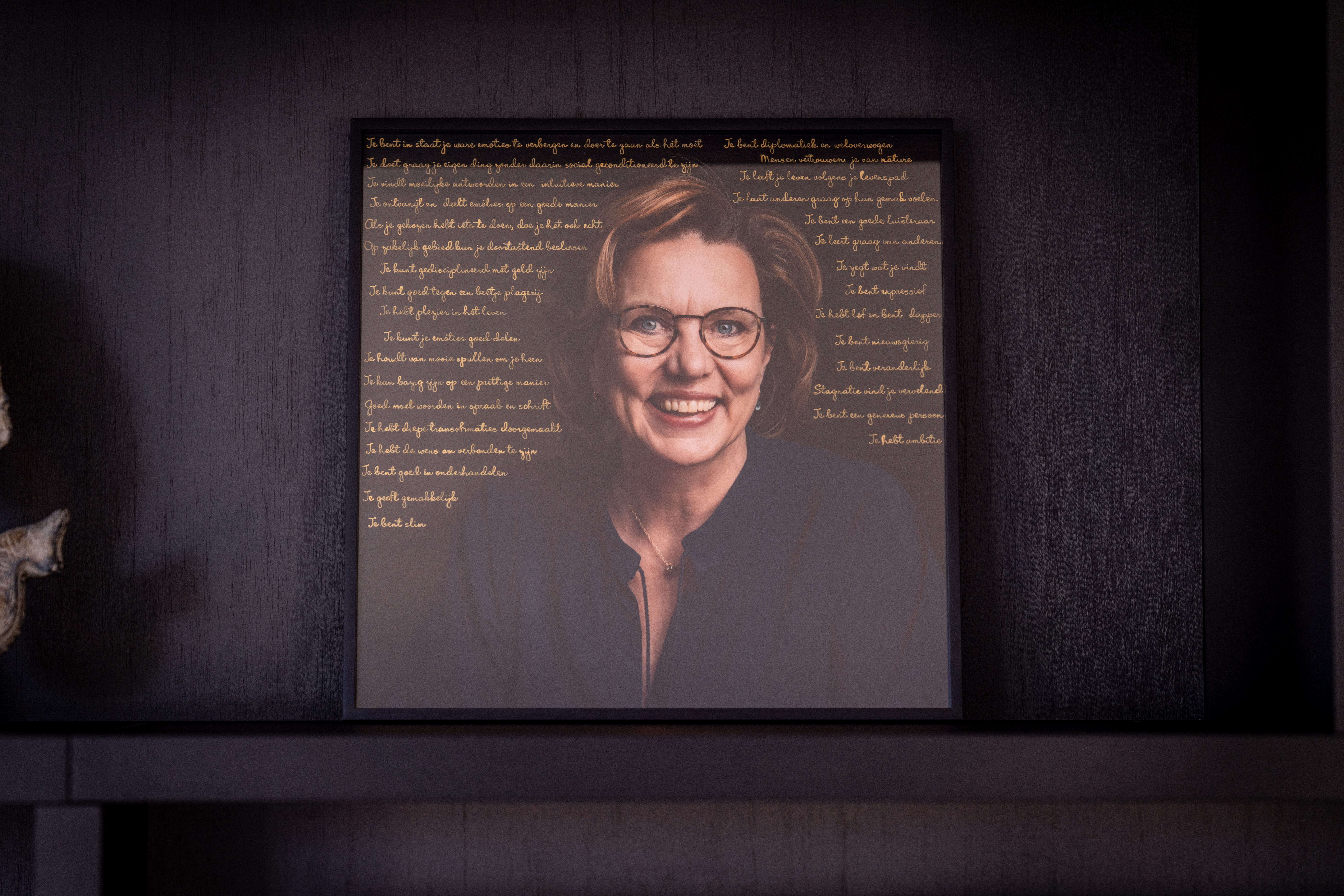 True You Portrait aan de muur in een interieur